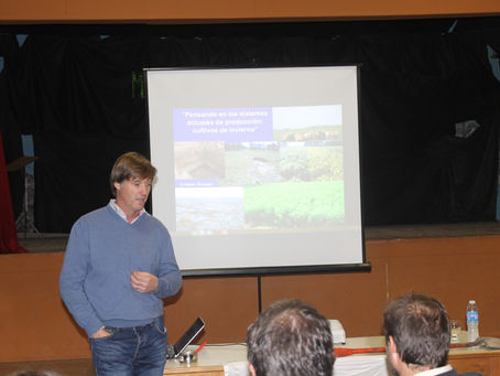 Charla sobre cultivos de invierno en Caleufú