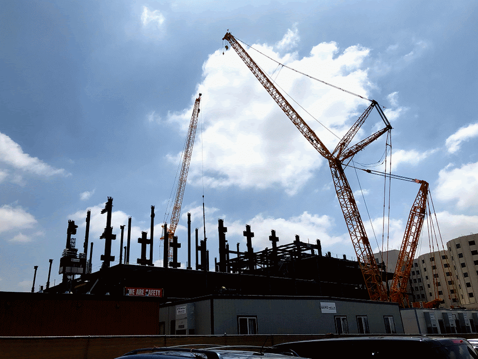 Cranes at LLUMC swining steel into place at the new hospital site.