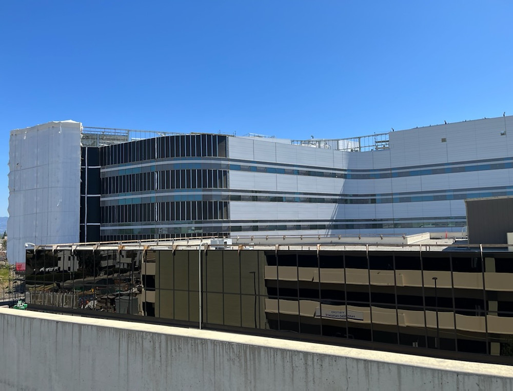 Providence Cedars-Sinai Tarzana Medical Center - medical center façade glass, blue skies