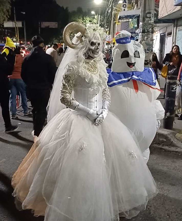 Mariée-squelette et personnage gonflable au défilé du Día de los Muertos à Apatlaco