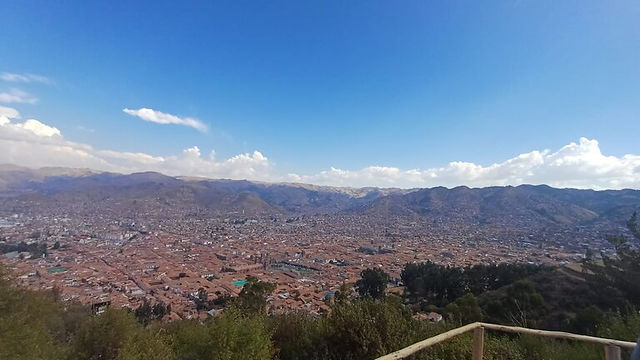 Vue panoramique sur Cusco et les montagnes environnantes