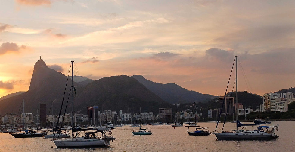 Mouillage des voiliers à Urca, au pied du Pain de Sucre, avec le Corcovado en arrière-plan au coucher du soleil