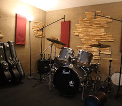 Escuela de música, clases de música, producciones, grabaciones, grabar voces, grabar baterías, grabación guitarras, guitarras taylor, guitarras acústicas, clases de guitarra, clases de bajo, clases de armonía, clases de piano, clases de lenguaje musical, audiovisuales, música para eventos, grupos para bodas, música para bodas, eventos, dirección musical, equipos de sonido.