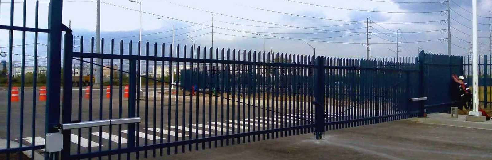Portón Principal de Acceso y Reja Arquitectónica PTR