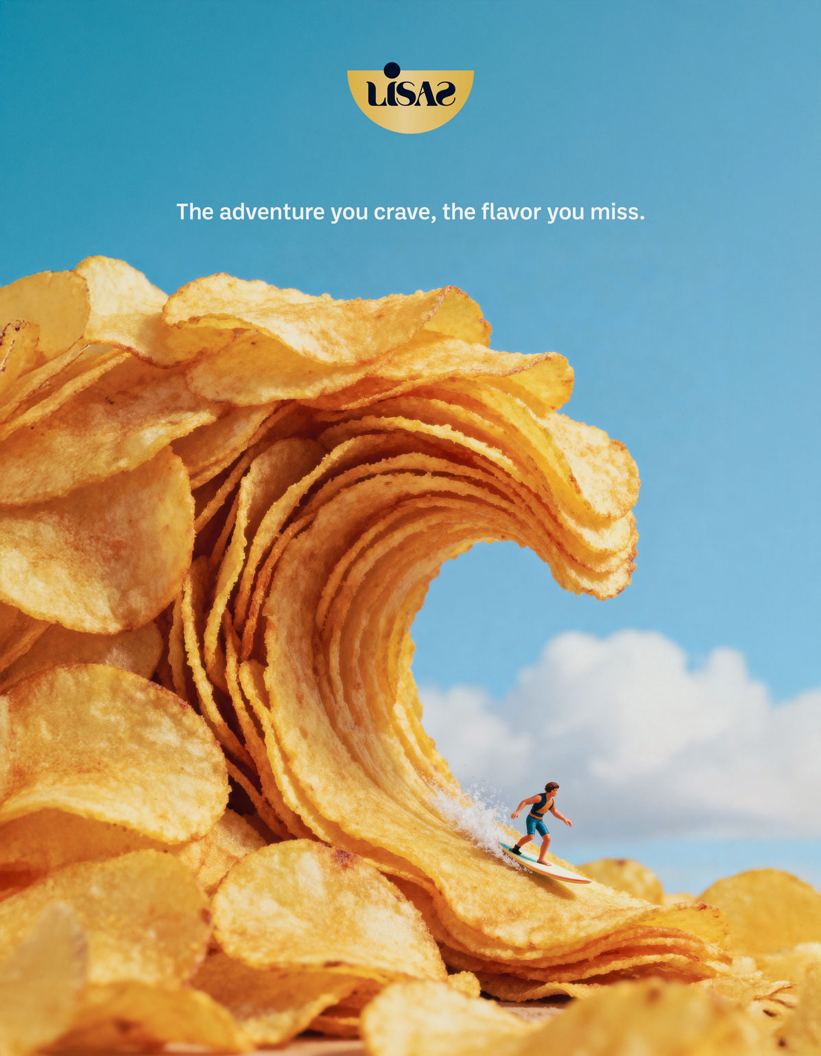 Ein Surfer reitet auf einer Welle aus goldenen Kartoffelchips vor blauem Himmel.