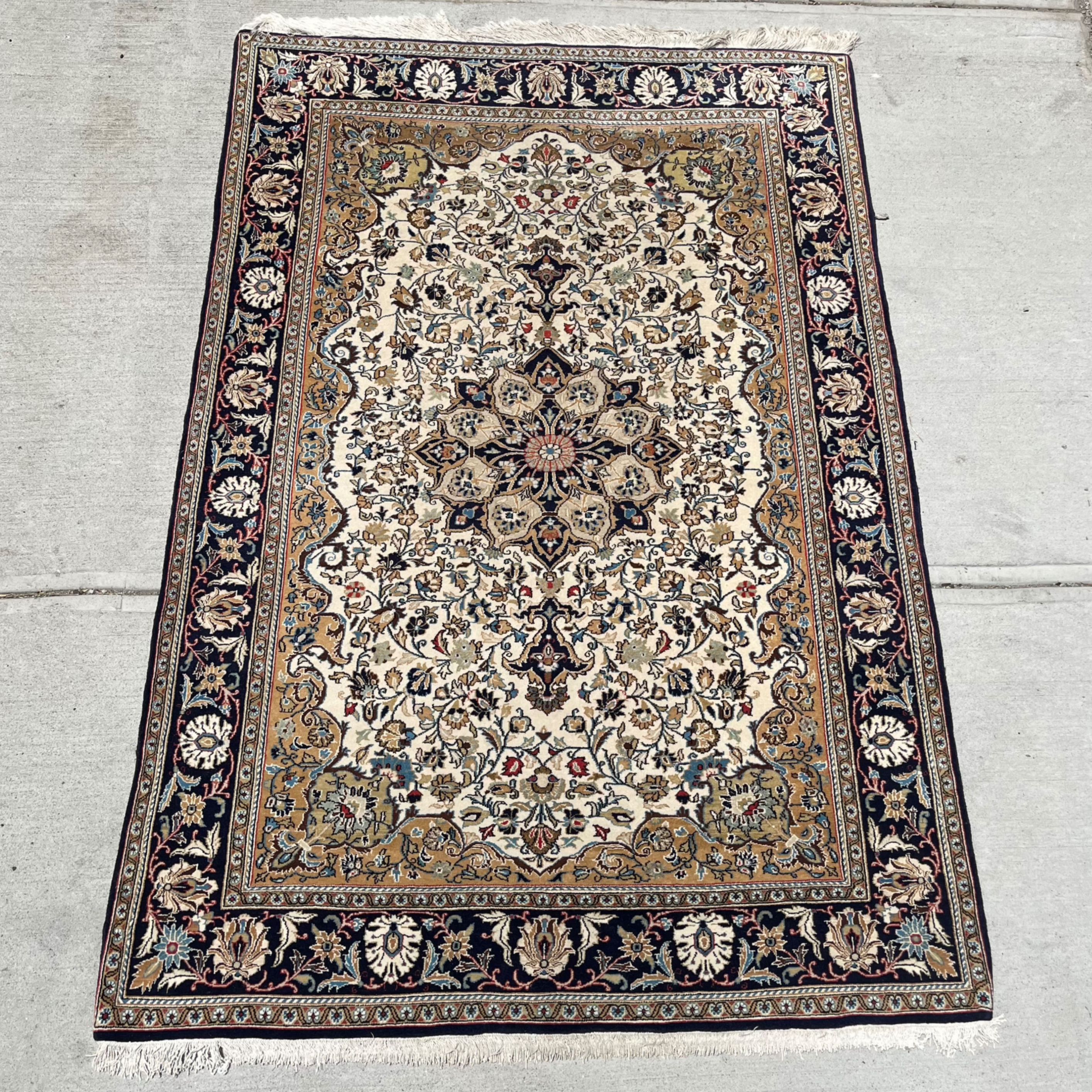 R167 7' x 4'6 Finely knotted area rug w/ medallion on ivory field