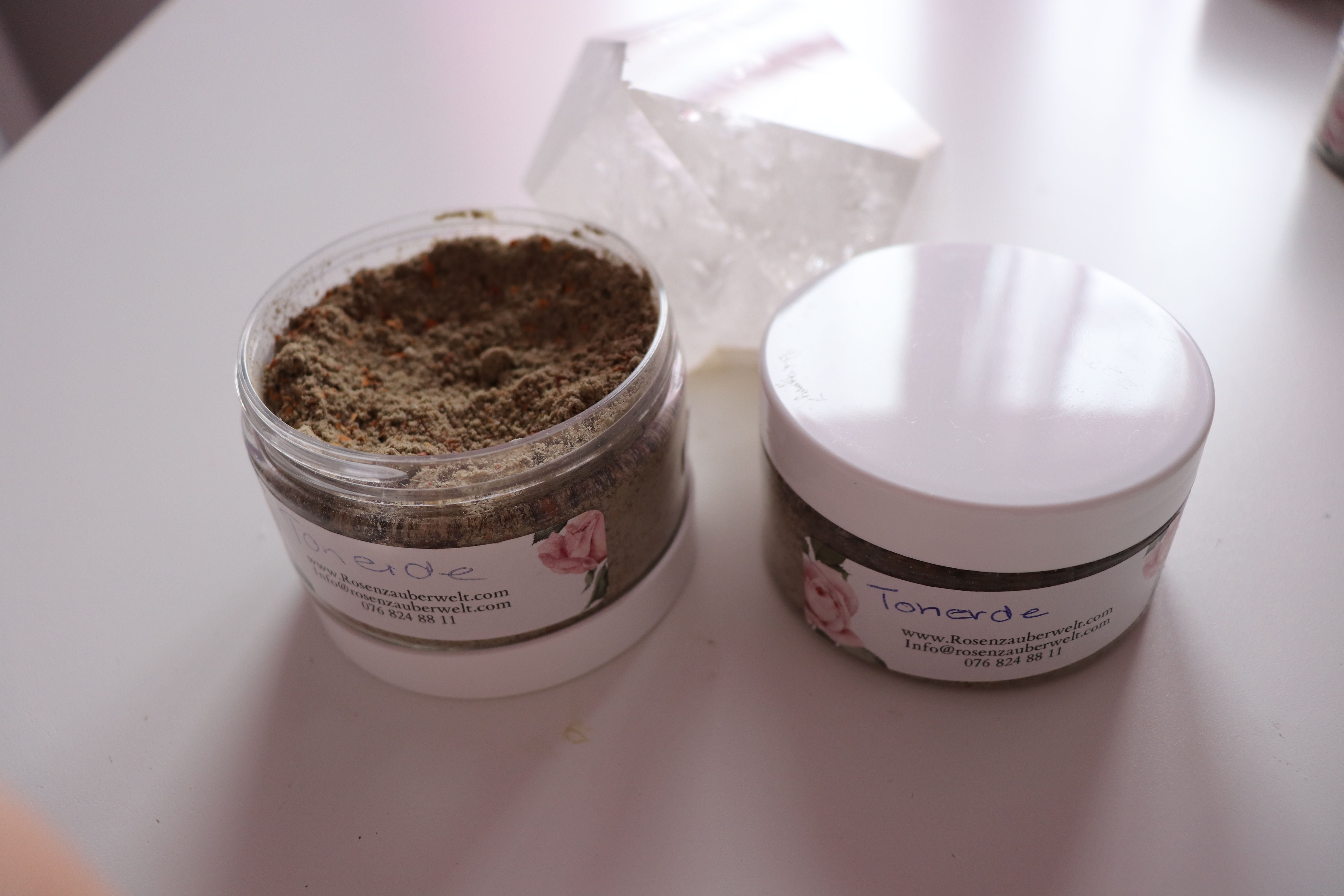Tonerde mit Rosenblüten