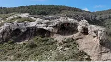 PASSEURS DE CHEMIN : Le Pont Naturel, Grottes et Carrières