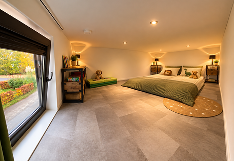 Schlafzimmer OG mit Blick draussen.png