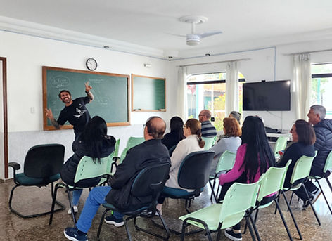 Foto de uma palestra em Vila Serena