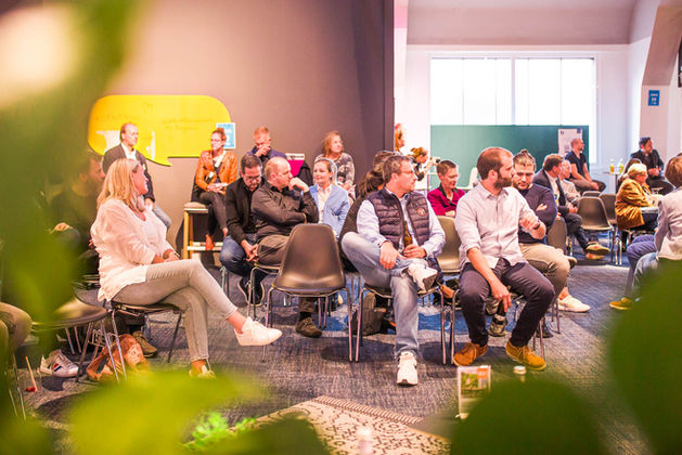 begeistertes-publikum-bei-firmenevent