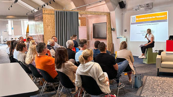 publikum-sitzt-bei-seminar