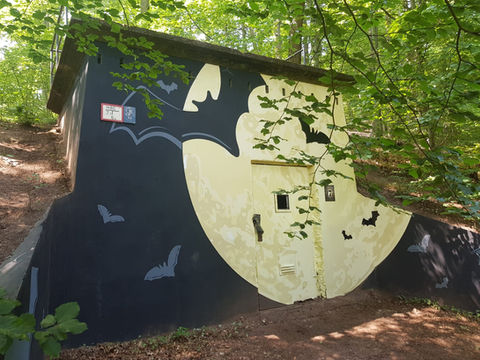 Wandgestaltung mit Mond, Bäumen und Fledermäusen