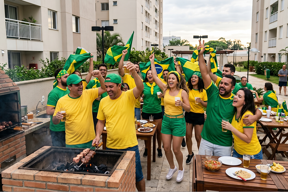 Uma fotografia colorida de um grande grupo de torcedores brasileiros, vestindo camisetas verdes e amarelas e agitando bandeiras do Brasil, celebrando ruidosamente em um pátio de churrasqueira entre blocos de apartamentos residenciais. Em primeiro plano, homens grelham espetos de picanha. Muitas pessoas ao fundo pulam e gritam com entusiasmo. Há mesas montadas com comida e uma atmosfera de festa intensa.