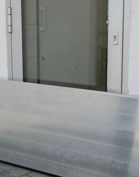 Mobiler Hochwasserschutz für eine Haustür, einfach montierbar für zuverlässigen Schutz – Installation durch Daniel Perfeller in Salzburg.