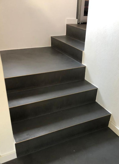 Sanierte Treppenabdichtung mit rutschfester Beschichtung – durchgeführt von Daniel Perfeller in Salzburg.