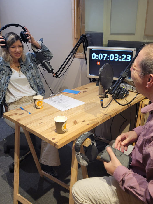 אישה שמה אוזניות, גבר מדבר בפודקאסט, 0:07:03:23, פודקאסט טיפולי בתוך אולפן הקלטות