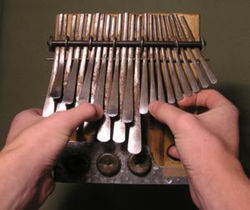 Kalimba ou kisanji.instrumento musical de origem angolana.wikipedia.jpg