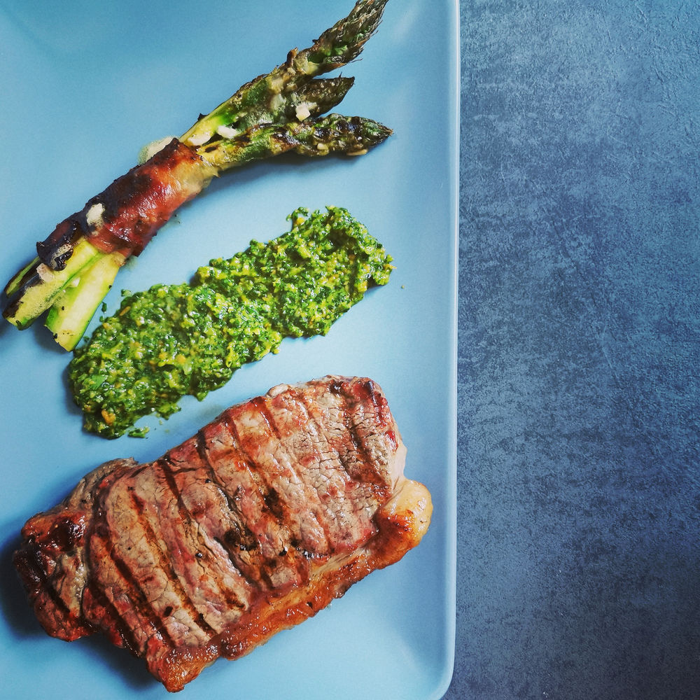 Entrecôte sauce chimichuri et asperges rôties au speck