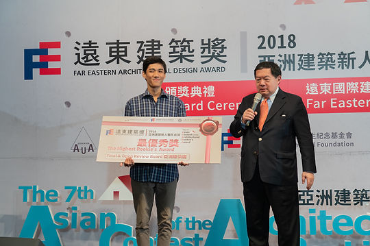 5-1-主辦單位遠東集團董事長徐旭東頒發最優秀獎(第一名)給來自越南的得獎者Ph