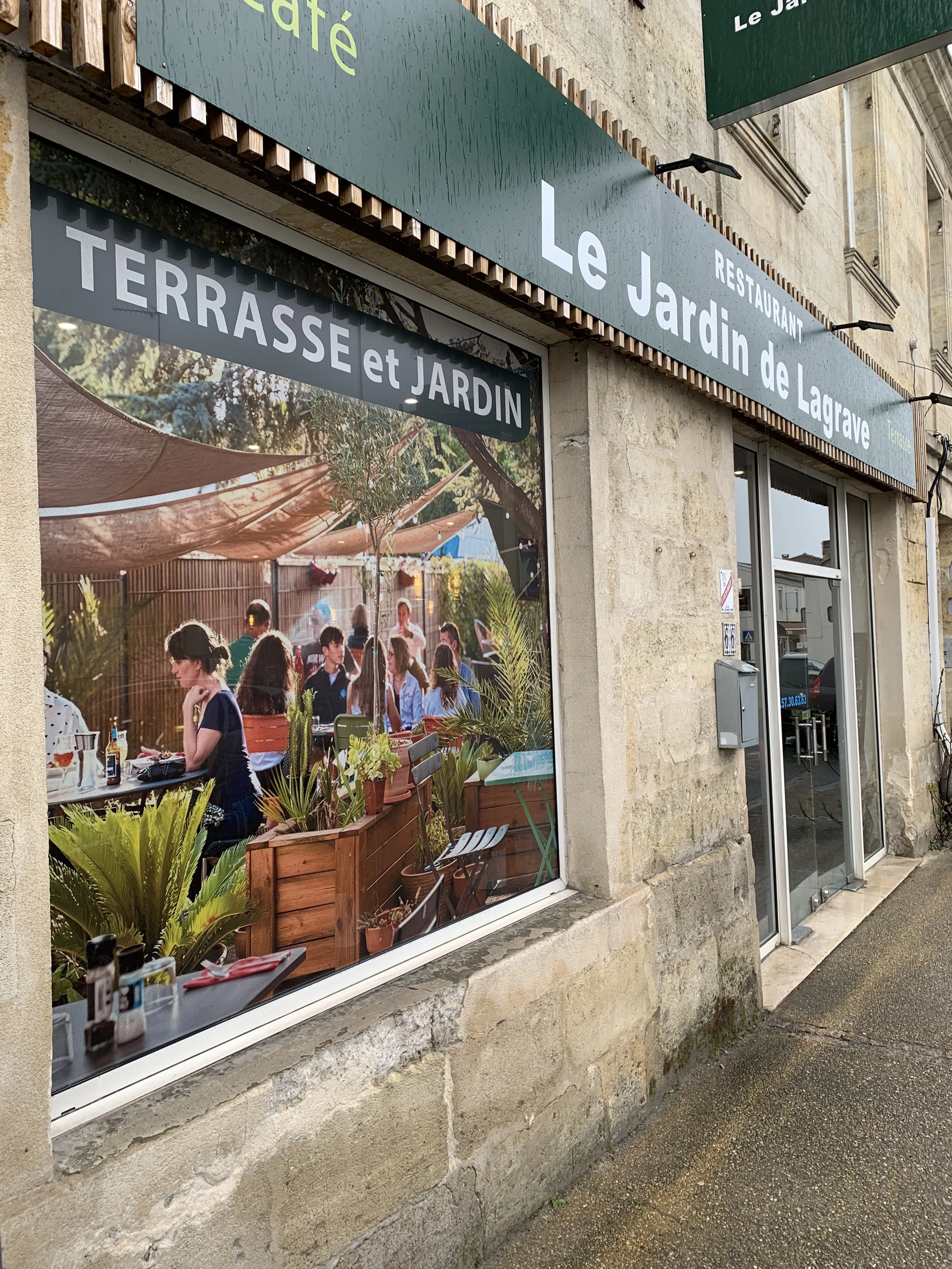 Une décoration adhésive sur une vitrine