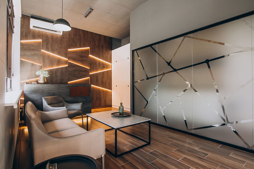 Un salon avec une décoration sur le vitrage