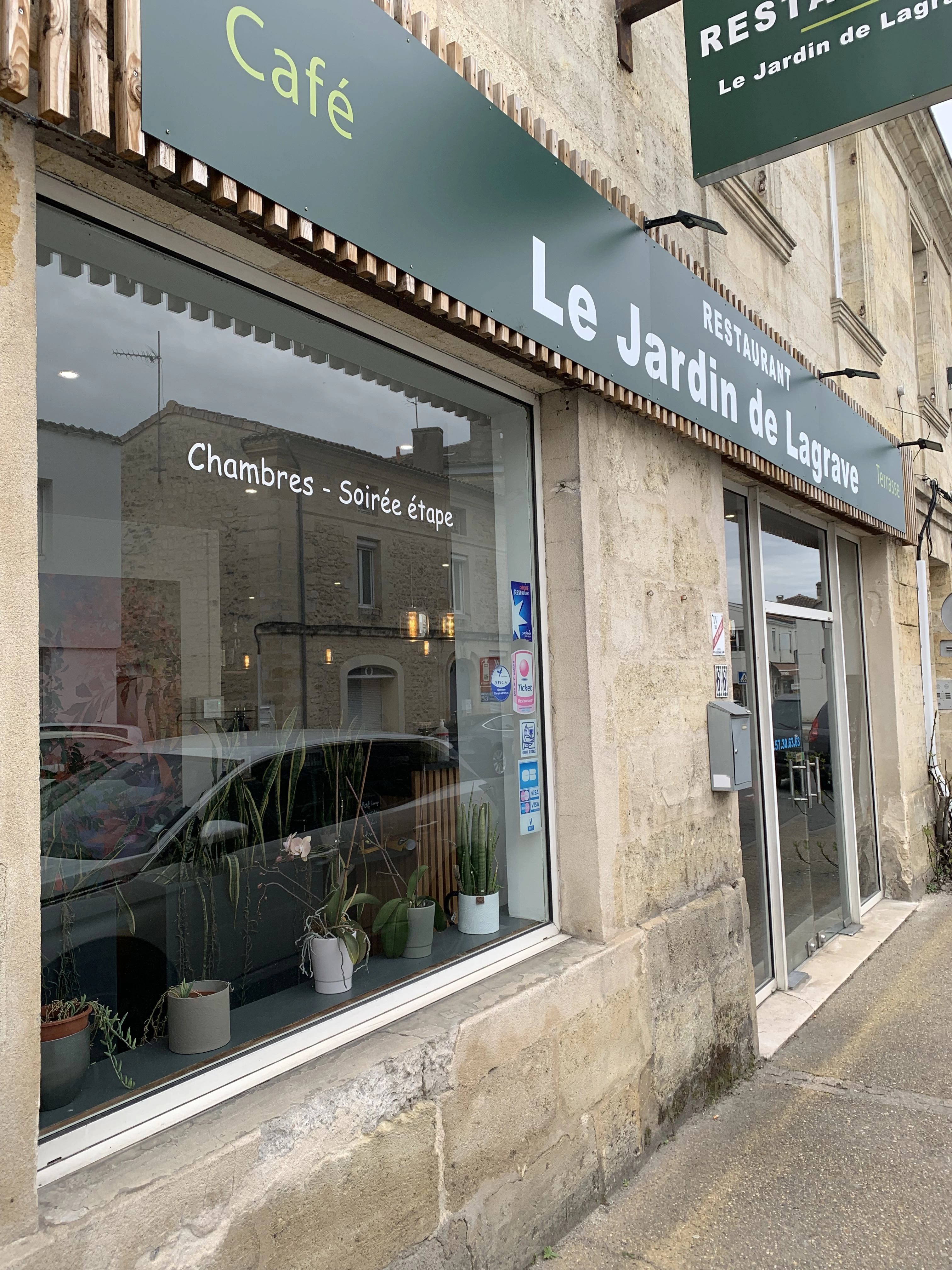 Une vitrine de restaurant