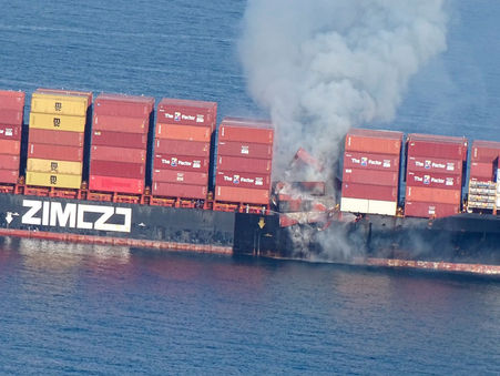 Rescatan a 16 personas de incendio en barco en Canadá