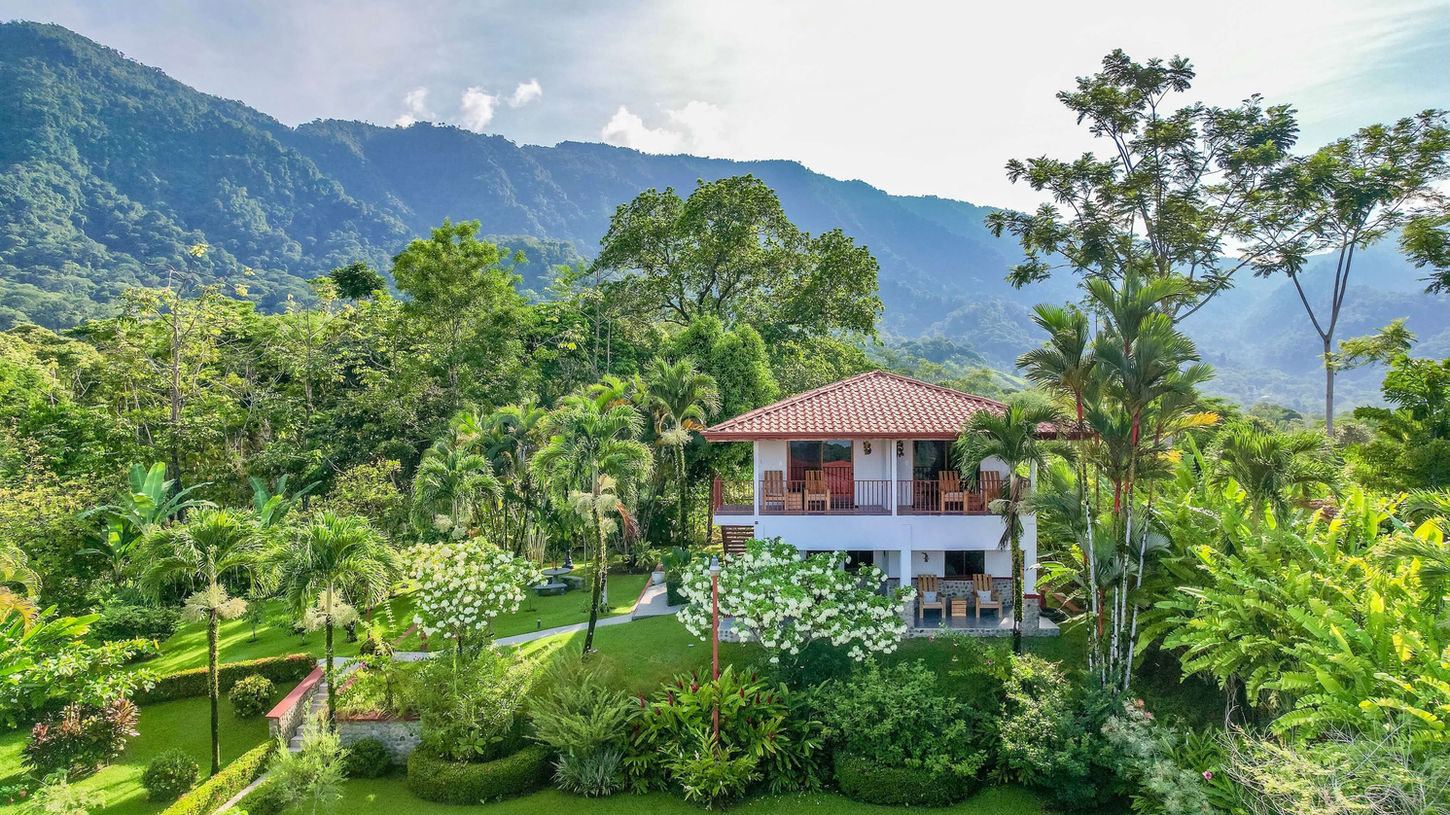 La Casa del Jardin with the mountains in the background