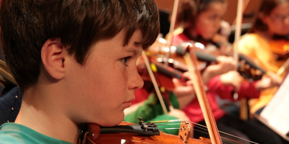 grupo de niños tocando el violín