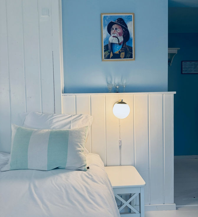 Sjov på værelse 2Indbydende dobbeltværelse med terrasse og udsigt til haven – Grøn Jægerens værelse på Egn Boutique Hotel, Møn.