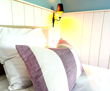 Nyd et eksklusivt Bed & Breakfast-ophold på Møn hos Egn Boutique Hotel. Forkæl dig selv med en lækker morgenbuffet, intime omgivelser og nærhed til Møns Klints enestående natur. Perfekt til par, der ønsker ro og velvære.