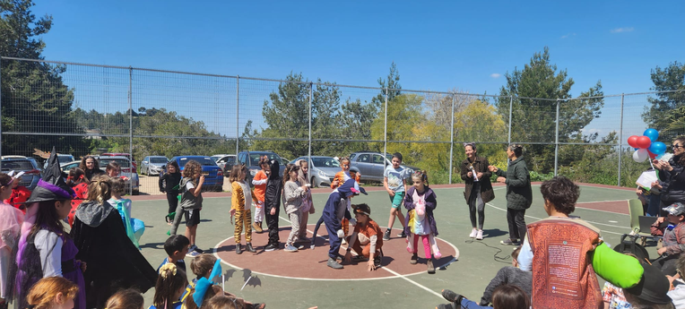 ילדים מחופשים במופע חגיגי בבית הספר