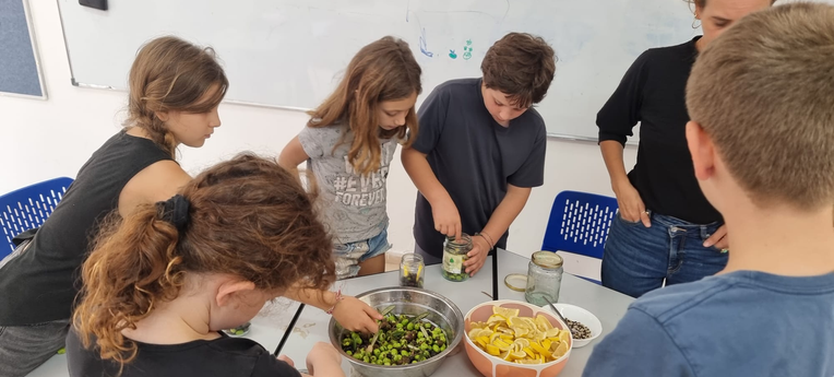 ילדים מכינים זיתים כבושים בלימון