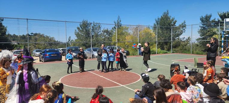 תלמידים מחופשים מציגים, קהילה בקליק, פעילות בית ספרית