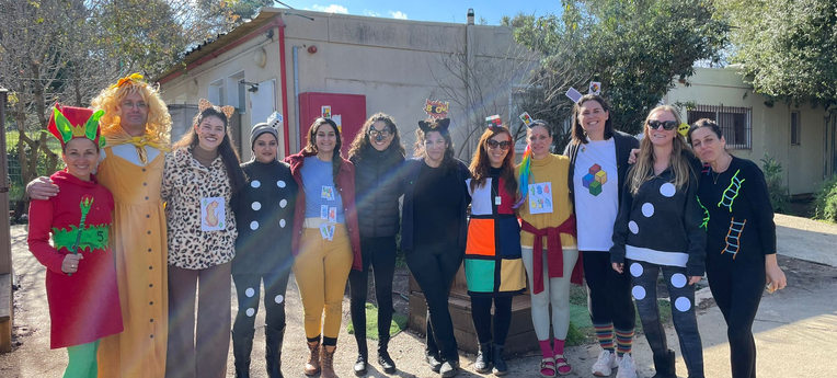 צוות גן ילדים בתלבושות תחפושות