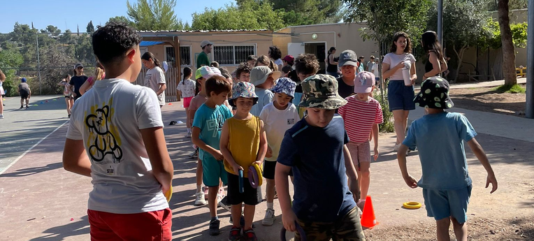 ילדים משחקים בחצר בית ספר