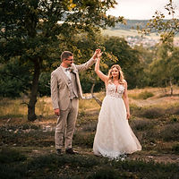 Tim Bernstein Hochzeitsfotografie - Brautpaar tanzt im Sonnenuntergang auf einer Lichtung