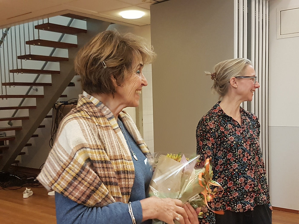 Yvonne Keuls en Lonneke op Christelijk College De Populier