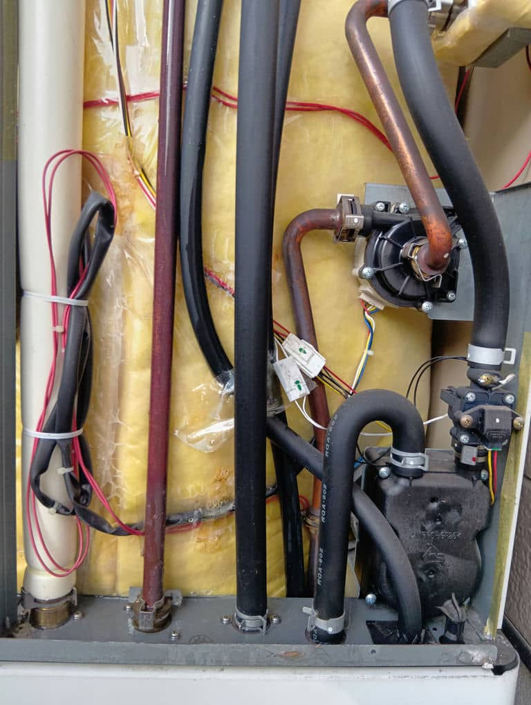 下部に位置するコネクター部がショート(短絡)しないように(2次被害)せねば