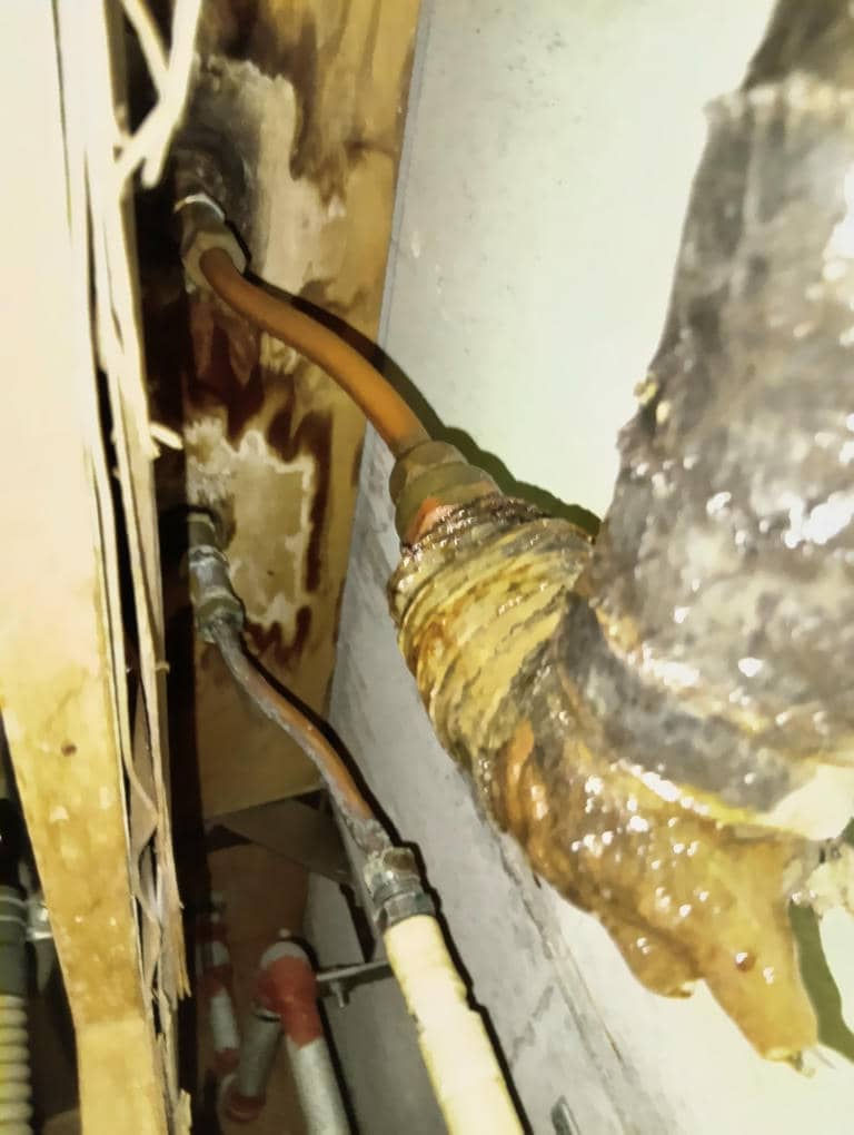 水栓金具の下板も湿気で劣化