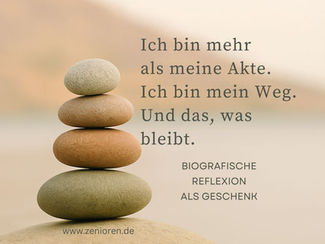 Ein Weg mit einem Steinturm in Balance als Verbildlichung der Aussage "Mein Weg, meine Würde - Biografische Reflexion als Akt der Fürsorge
