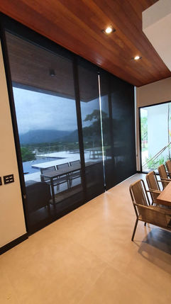 Persianas elegantes em sala de jantar moderna com vista panorâmica