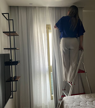 Fernanda da Inova Artedecor finalizando a instalação de cortina sob medida - atendimento  personalizado e profissional