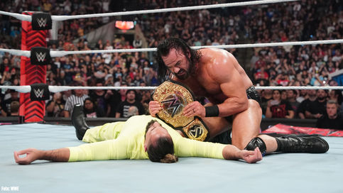 Seth Rollins desenfocado en ruta a WrestleMania