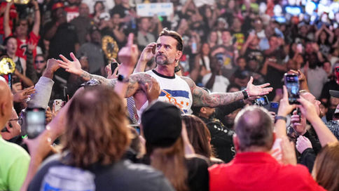 CM Punk le tira con todo a TKO, Roman Reigns, Pat McAfee y The Rock (VIDEO)