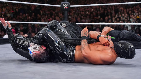 Axiom aplica llave a Jeff Hardy en WWE Roadblock