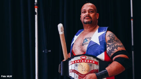 IWA / MLW: Savio Vega reta a Richard Holliday a un Caribbean Strap Match (VIDEO)