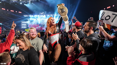 Becky Lynch es la NUEVA Campeona Mundial Femenina de WWE