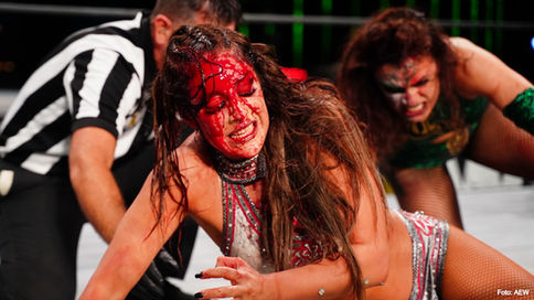 GRÁFICO Y VIOLENTO: Thunder Rosa y Dr. Britt Baker se roban el show en AEW Dynamite (VIDEO)